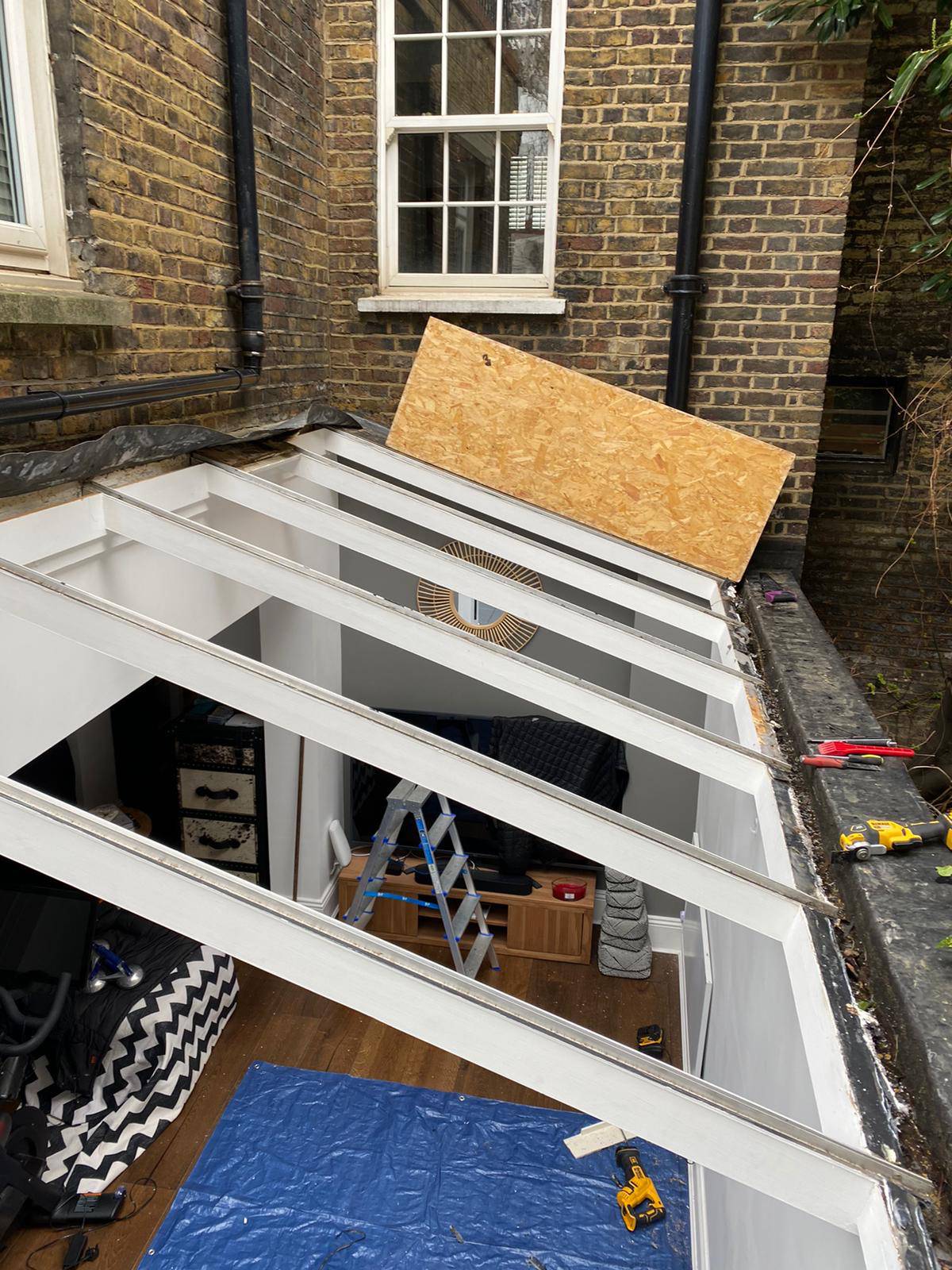 process of putting new windows by specialists